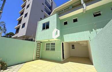 Imagem: A casa possui 3 Dormitórios, 4 Banheiros, 3 Vagas na garagem