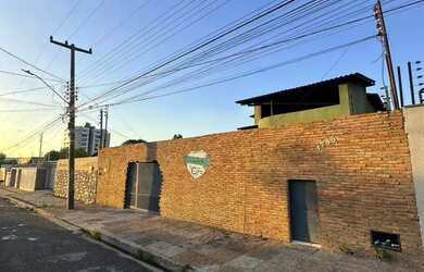 Imagem: A casa possui 4 Dormitórios, 4 Banheiros, 3 Vagas na garagem