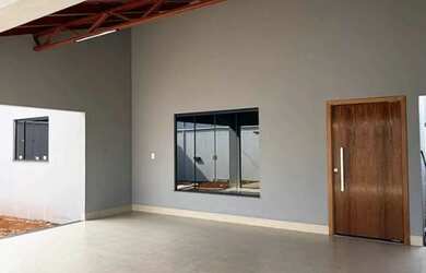 Imagem: A casa possui 3 Dormitórios, 2 Banheiros, 2 Vagas na garagem