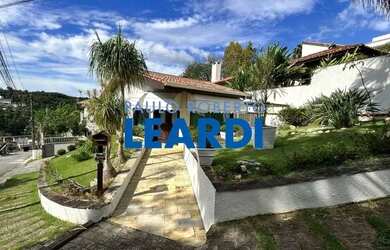 Imagem: A casa em condomínio possui 4 Dormitórios, 5 Banheiros, 4