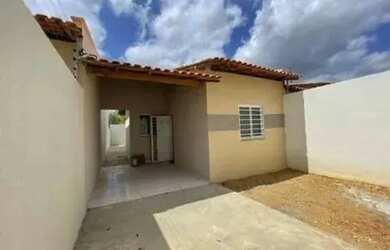 Imagem: A casa possui 3 Dormitórios, 2 Banheiros, 1 Vaga na garagem