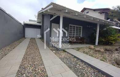 Imagem: A casa possui 3 Dormitórios, 3 Banheiros, 3 Vagas na garagem