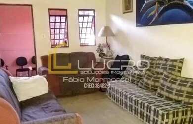 Imagem: A casa possui 3 Dormitórios, 1 Banheiro, 2 Vagas na garagem