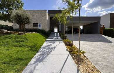 Imagem: A casa possui 3 Dormitórios, 3 Banheiros, 4 Vagas na garagem