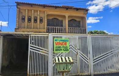 Imagem: A casa possui 4 Dormitórios, 3 Banheiros, 2 Vagas na garagem