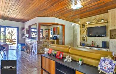 Imagem: A casa possui 2 Dormitórios, 3 Banheiros, 2 Vagas na garagem