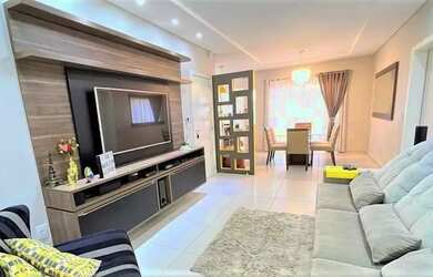 Imagem: A casa possui 3 Dormitórios, 1 Banheiro, 2 Vagas na garagem