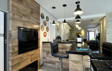 Imagem: A casa possui 5 Dormitórios, 2 Banheiros, 2 Vagas na garagem