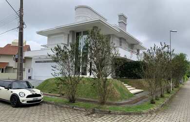 Imagem: A casa possui 3 Dormitórios, 5 Banheiros, 3 Vagas na garagem