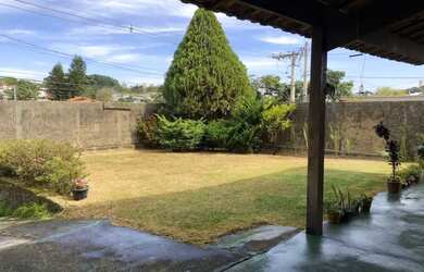 Imagem: A casa possui 4 Dormitórios, 3 Banheiros, 3 Vagas na garagem