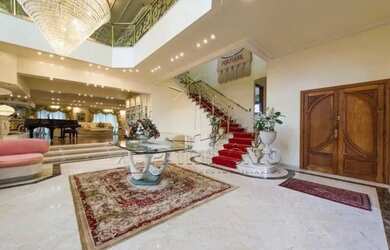 Imagem: A casa em condomínio possui 5 Dormitórios, 5 Banheiros, 1.300m²