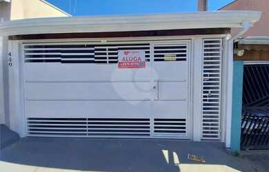 Imagem: A casa possui 1 Dormitório, 1 Banheiro, 2 Vagas na garagem