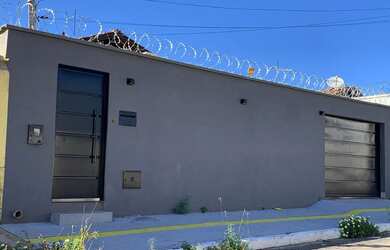 Imagem: A casa possui 3 Dormitórios, 3 Banheiros, 3 Vagas na garagem