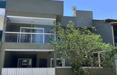 Imagem: A casa possui 4 Dormitórios, 3 Banheiros, 1 Vaga na garagem