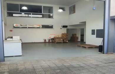 Imagem: O depósito possui 2 Vagas na garagem, 321m² de Área e está