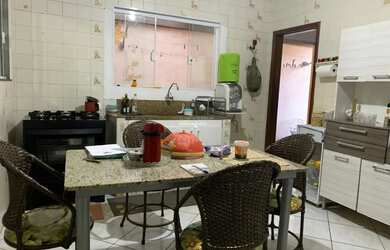 Imagem: A casa possui 3 Dormitórios, 2 Banheiros, 2 Vagas na garagem