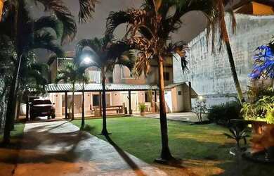 Imagem: A casa possui 4 Dormitórios, 3 Banheiros, 5 Vagas na garagem