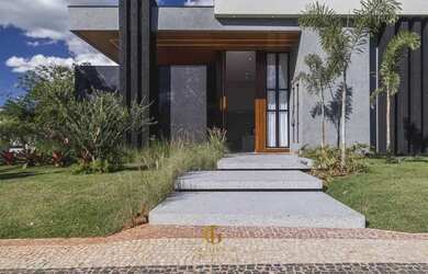 Imagem: A casa em condomínio possui 4 Dormitórios, 5 Banheiros, 5