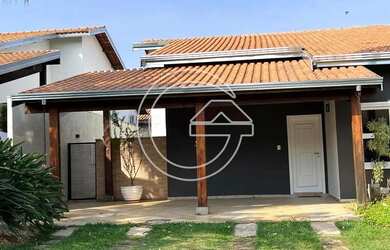 Imagem: A casa possui 3 Dormitórios, 1 Banheiro, 2 Vagas na garagem