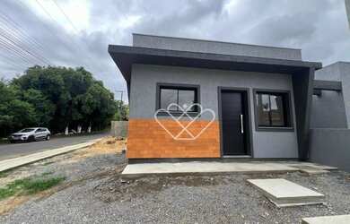 Imagem: A casa possui 3 Dormitórios, 1 Banheiro, 2 Vagas na garagem