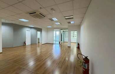 Imagem: O depósito possui 5 Vagas na garagem e 135m² de Área e está