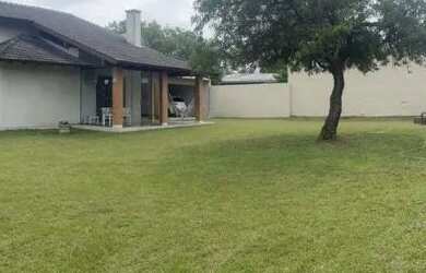 Imagem: A casa possui 3 Dormitórios, 2 Banheiros, 2 Vagas na garagem