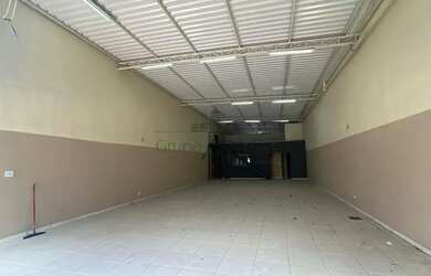 Imagem: O depósito possui 3 Vagas na garagem, 170m² de Área e está