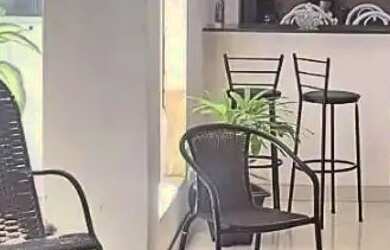 Imagem: A casa possui 3 Dormitórios, 1 Banheiro, 1 Vaga na garagem