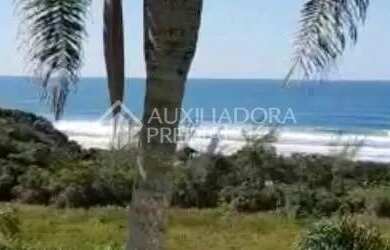 Imagem: A casa em condomínio possui 5 Dormitórios, 3 Banheiros, 1.300m²