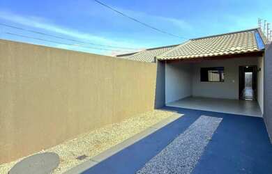 Imagem: A casa possui 2 Dormitórios, 2 Banheiros, 2 Vagas na garagem