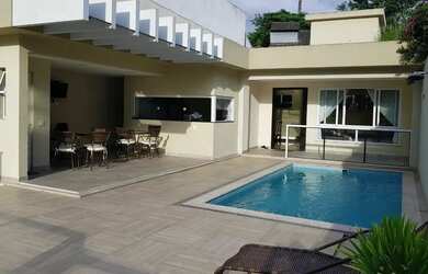 Imagem: A casa possui 3 Dormitórios, 4 Banheiros, 3 Vagas na garagem