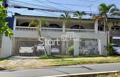 Imagem: A casa possui 4 Dormitórios, 4 Banheiros, 5 Vagas na garagem