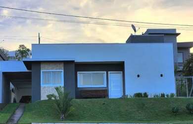 Imagem: A casa em condomínio possui 4 Dormitórios, 2 Banheiros, 5