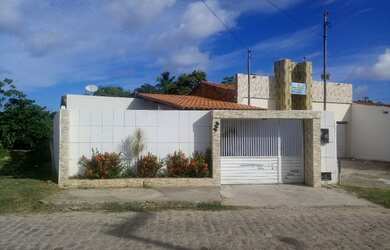 Imagem: A casa possui 3 Dormitórios, 2 Banheiros, 1 Vaga na garagem