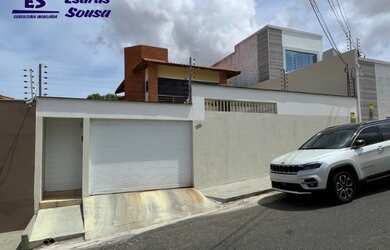 Imagem: A casa possui 3 Dormitórios, 4 Banheiros, 3 Vagas na garagem