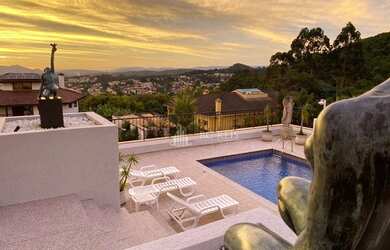 Imagem: A casa em condomínio possui 5 Dormitórios, 5 Banheiros, 5