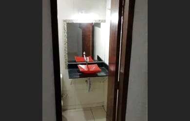 Imagem: A casa em condomínio possui 3 Dormitórios, 2 Banheiros, 1