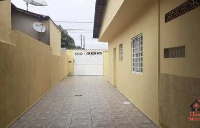 Imagem: A casa possui 3 Dormitórios, 2 Banheiros, 5 Vagas na garagem