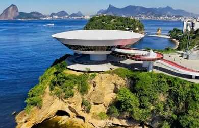 Imagem: A casa possui 5 Dormitórios, Imóvel mobiliado e está localizado