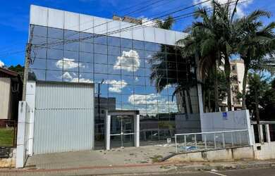 Imagem: O depósito possui 2 Vagas na garagem, 450m² de Área e está