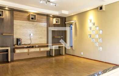 Imagem: A casa possui 3 Dormitórios, 2 Banheiros, 5 Vagas na garagem