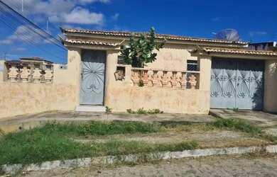 Imagem: A casa possui 5 Dormitórios, 2 Banheiros, 2 Vagas na garagem