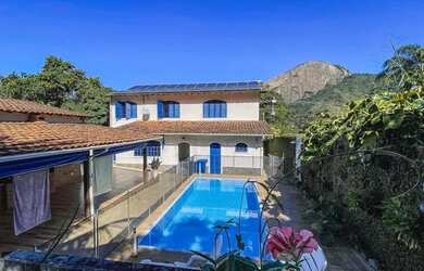 Imagem: A casa possui 4 Dormitórios, 4 Banheiros, 684m² de Área e