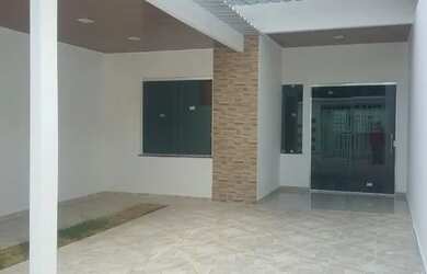 Imagem: A casa possui 3 Dormitórios, 2 Banheiros, 2 Vagas na garagem