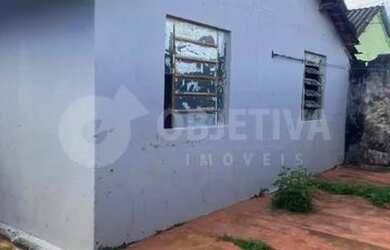 Imagem: A casa possui 3 Dormitórios, 1 Banheiro, 2 Vagas na garagem