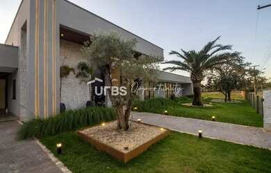 Imagem: A casa em condomínio possui 4 Dormitórios, 5 Banheiros, 5