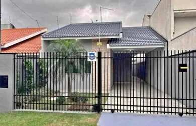 Imagem: A casa possui 2 Dormitórios, 1 Banheiro, 2 Vagas na garagem