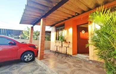 Imagem: A casa possui 3 Dormitórios, 2 Banheiros, 2 Vagas na garagem