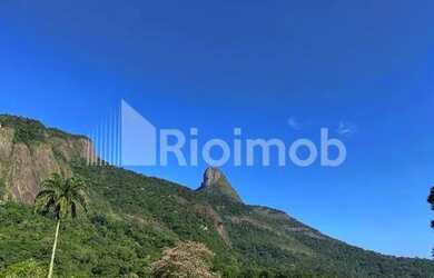 Imagem: A casa possui 5 Dormitórios, 5 Banheiros, 2 Vagas na garagem