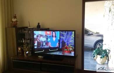 Imagem: A casa possui 2 Dormitórios, 2 Banheiros, 2 Vagas na garagem